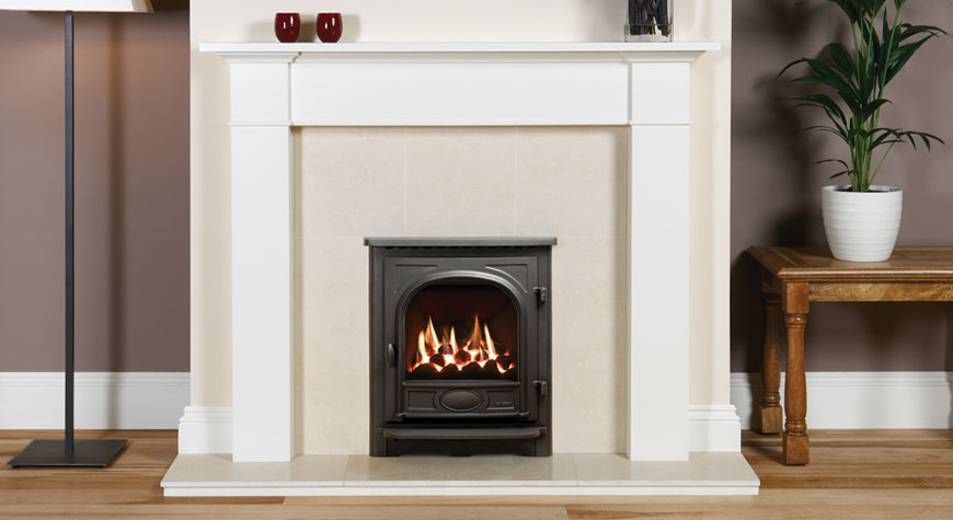 Gazco Logic™ HE Balanced flue fire with Coal-effect fuel bed and Stockton front. 