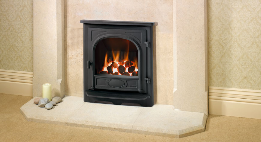 Gazco Logic™ HE Balanced flue fire with Coal-effect fuel bed and Stockton front. 