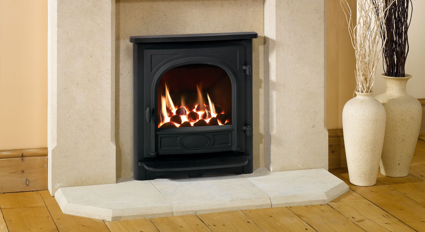 Gazco Logic™ HE Balanced flue fire with Coal-effect fuel bed and Stockton front.